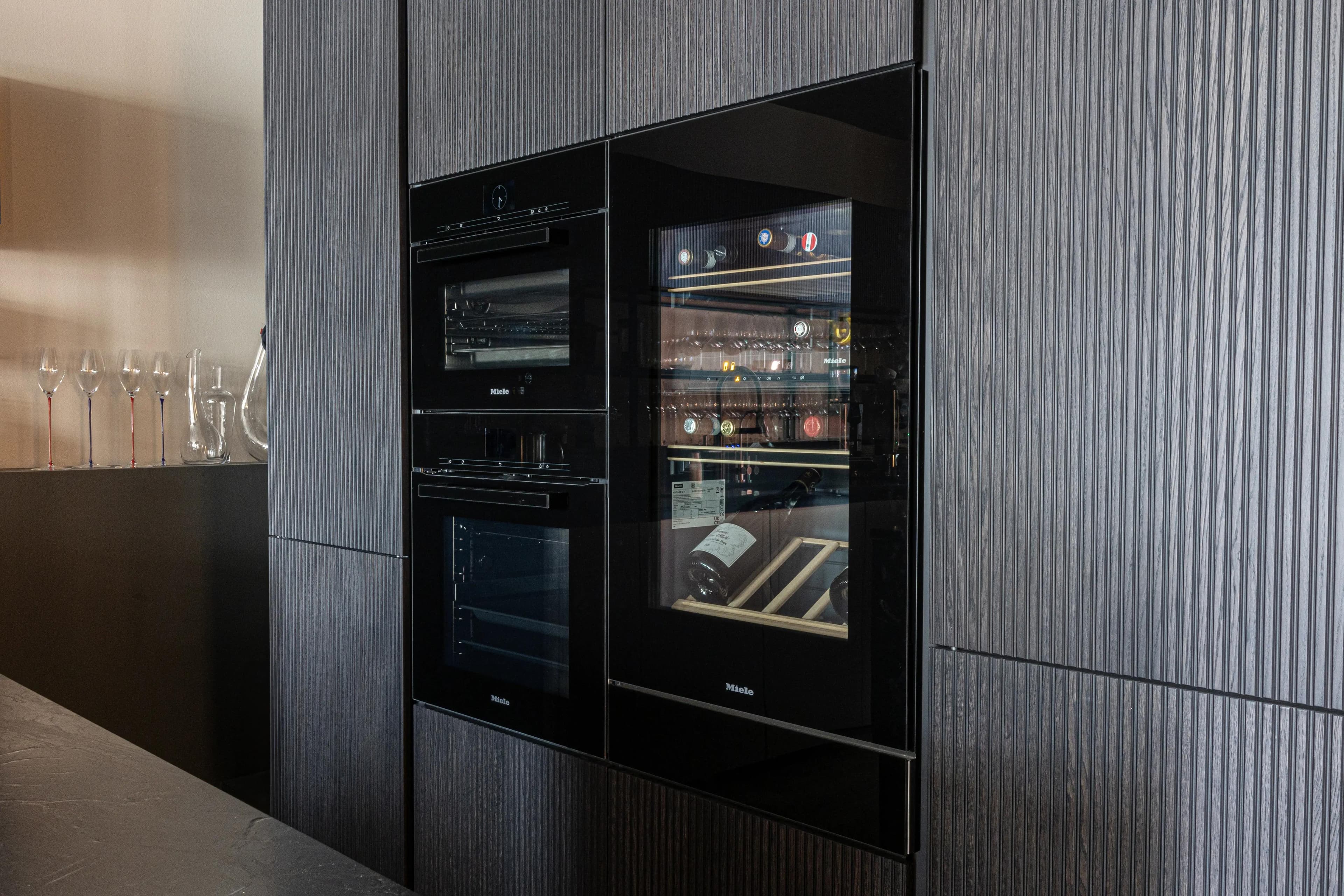 Miele Geräteturm in Holz-Furnier-Front mit Backöfen, Mikrowelle und Weinkühlschrank, Eigenfertigung Made in Germany