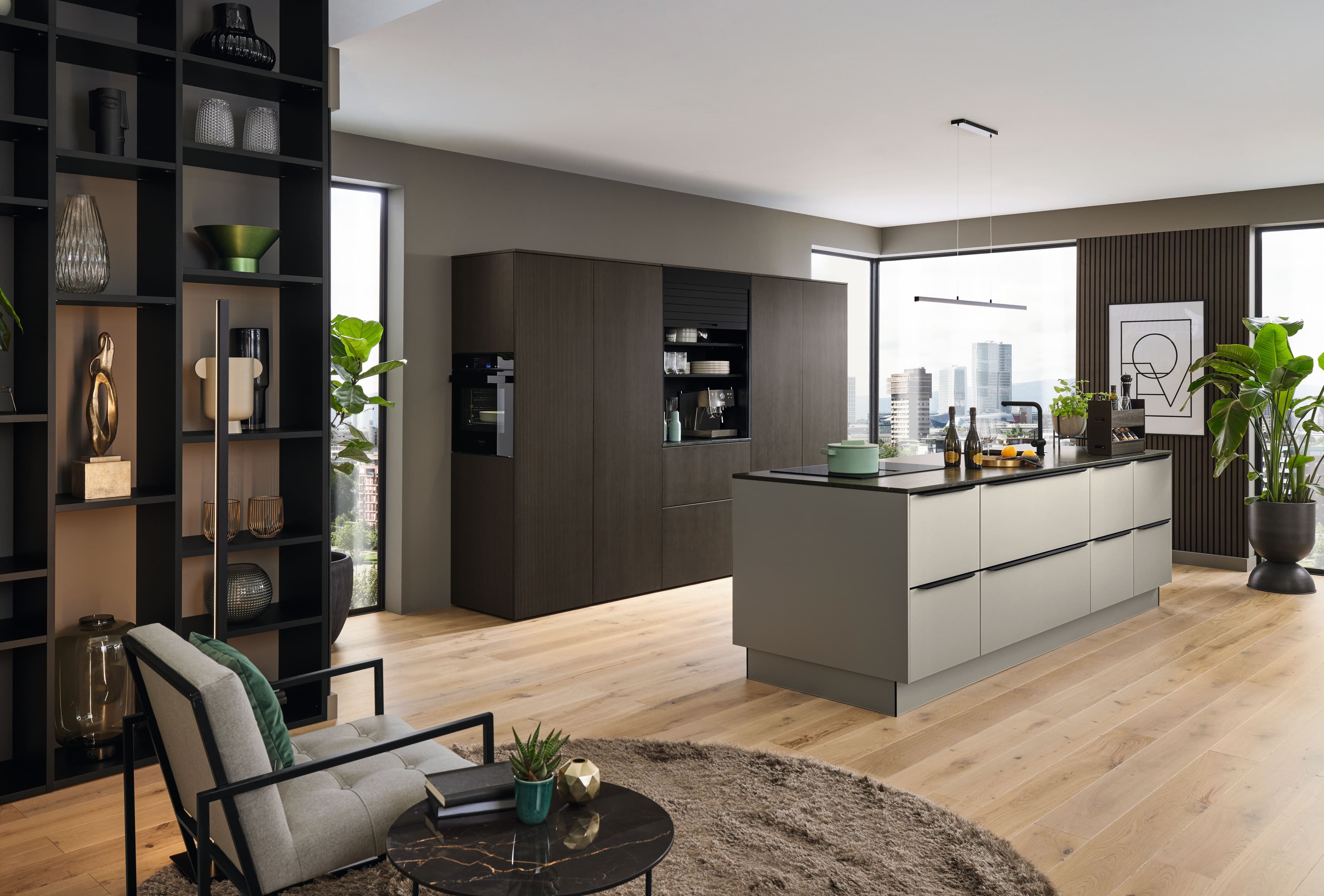 Ballerina Talea 8070 Küche mit Smart-M 4681 Fronten: moderne Insellösung mit Holzdetails, Sinnbild für die Persönlich-Architektonisch-Individuell-Philosophie