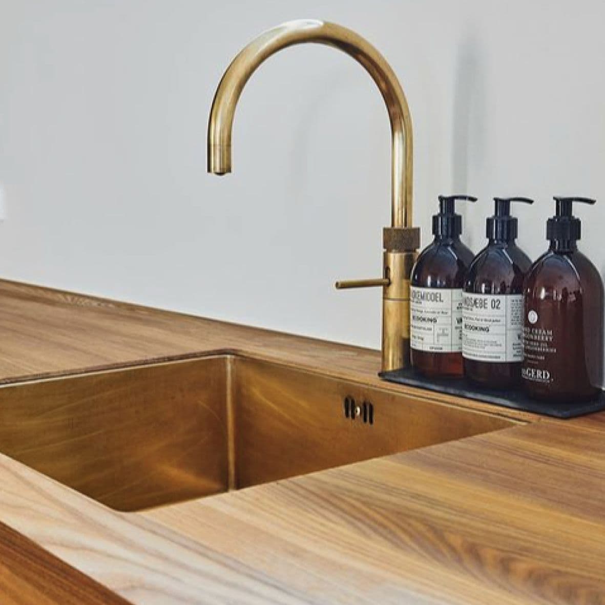 Spekva Massivholz-Arbeitsplatte mit integrierter Holz-Spüle und Messing-Wasserhahn, Detailaufnahme