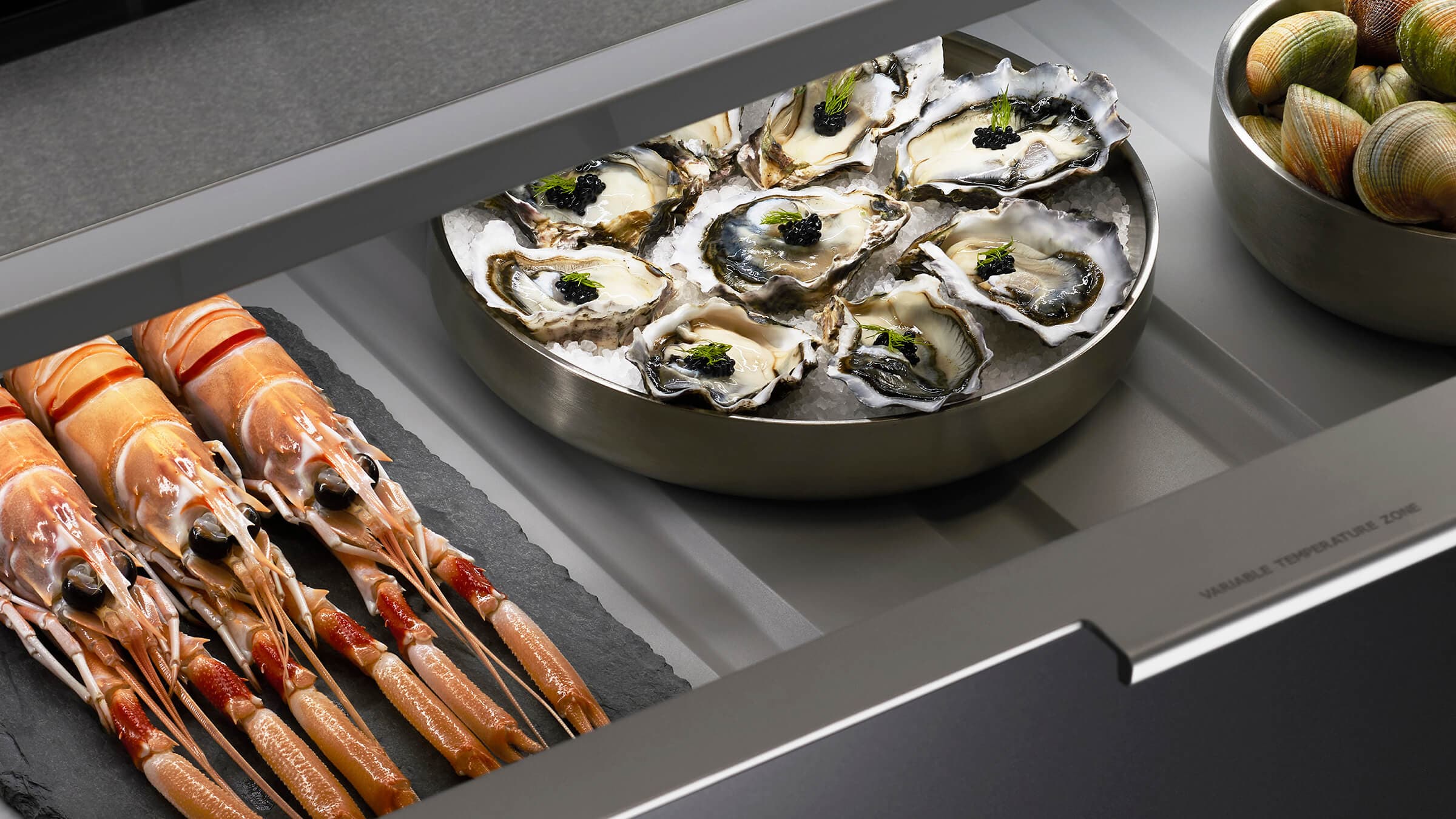 Fisher & Paykel CoolDrawer RS9121WRUVE1 mit Variable-Temperature-Zone, Hummer und Austern auf Eis, Wein-Crossover-Demonstration