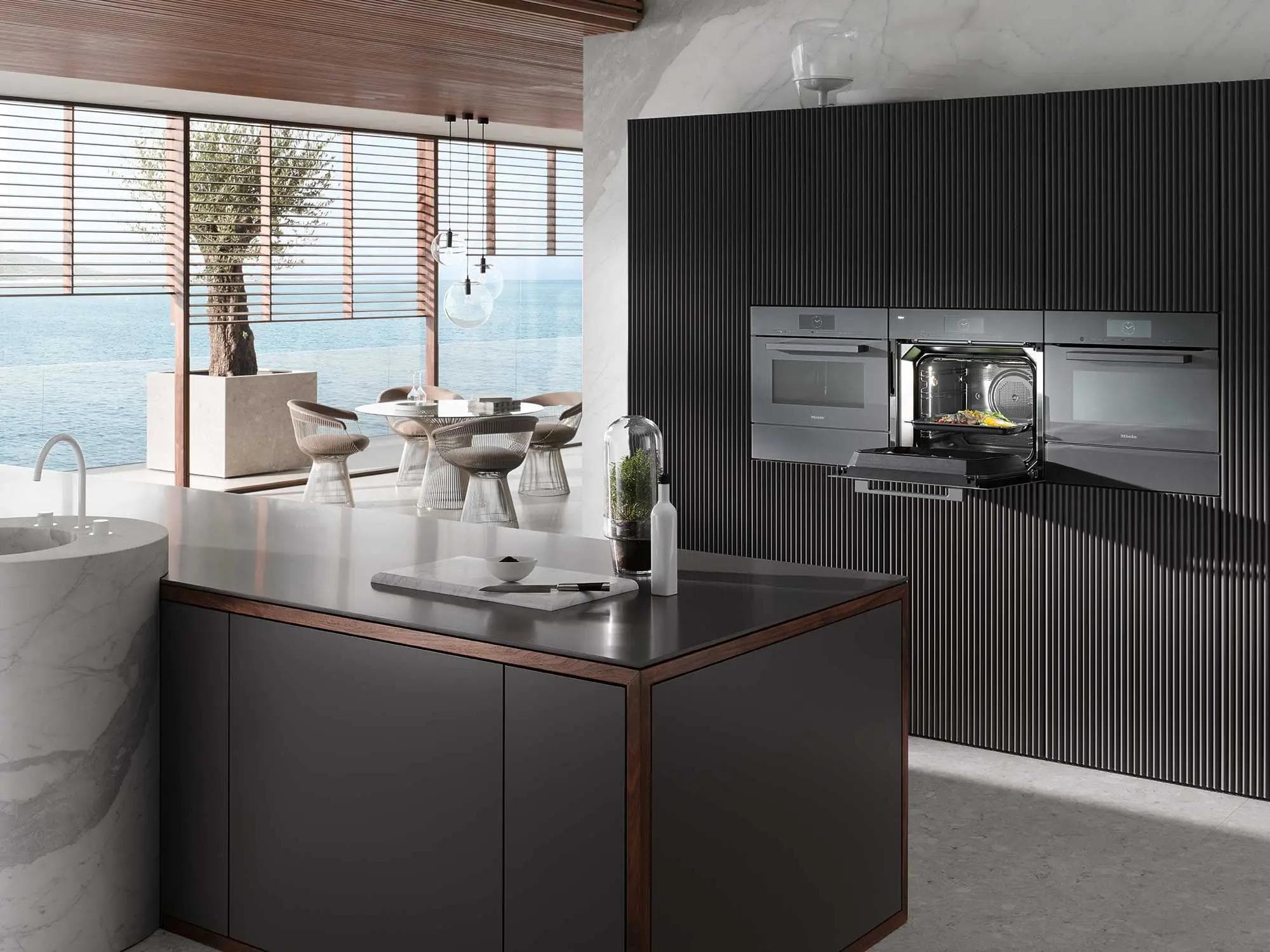 Miele Einbaugeräte-Zeile in dunkler Rillenwand: Backofen, Dampfgarer und Kaffeevollautomat