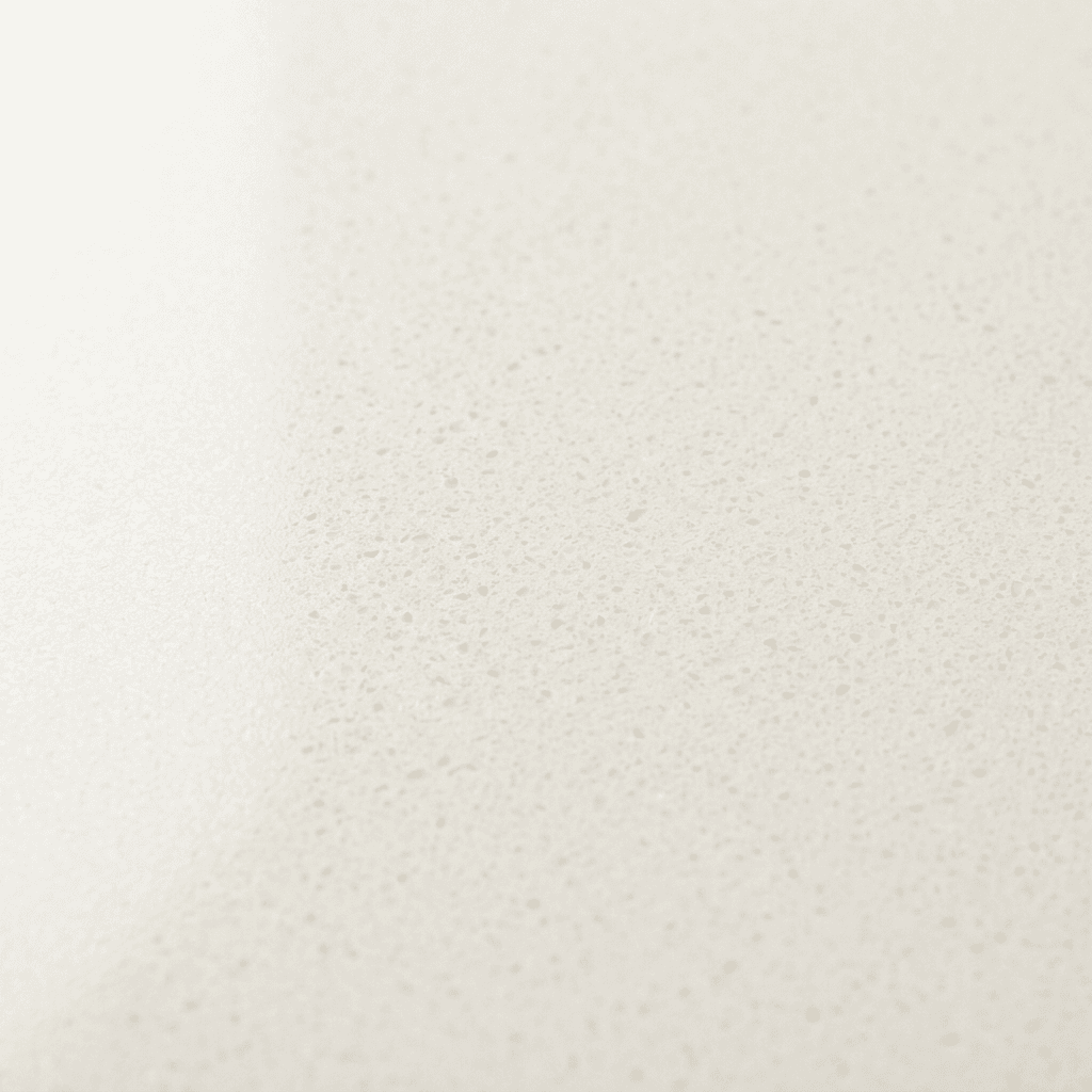 Silestone Quarzkomposit-Arbeitsplatte in warmem Weiß mit feiner Sprenkelung