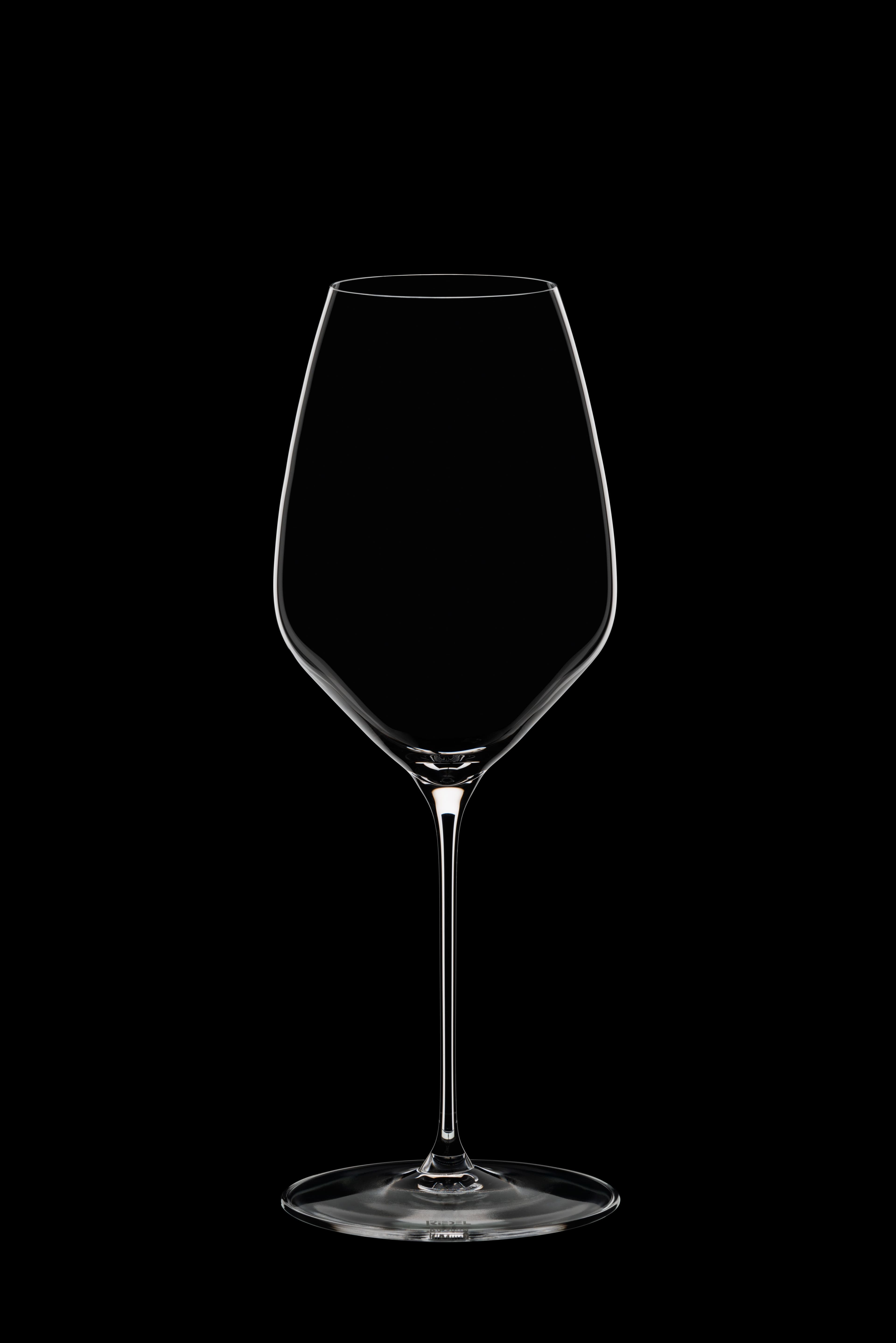 Riedel Veloce Riesling-Glas leer vor schwarzem Hintergrund, klare dünnwandige Form