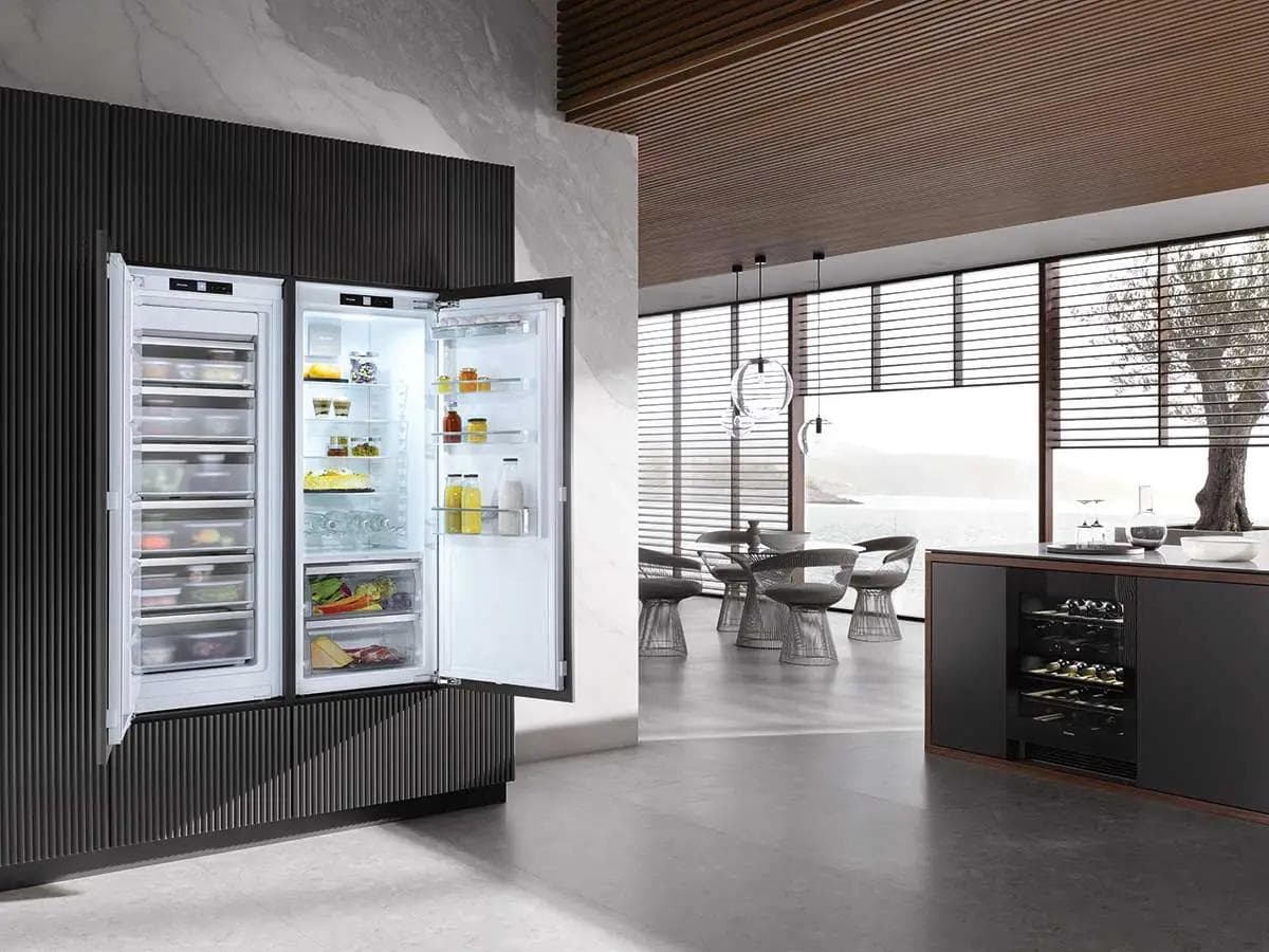 Miele MasterCool Kühl- und Gefrierkombination offen, rechts Theke mit eingebautem Weinschrank