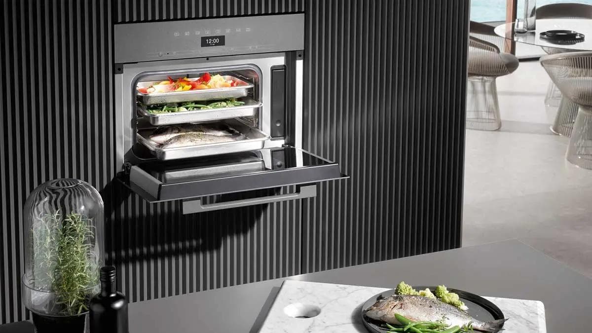 Miele Combi-Steam Dampfgarer mit Gemüse-Stillleben, Premium-Geräteturm im Thoki-Studio Wörthsee