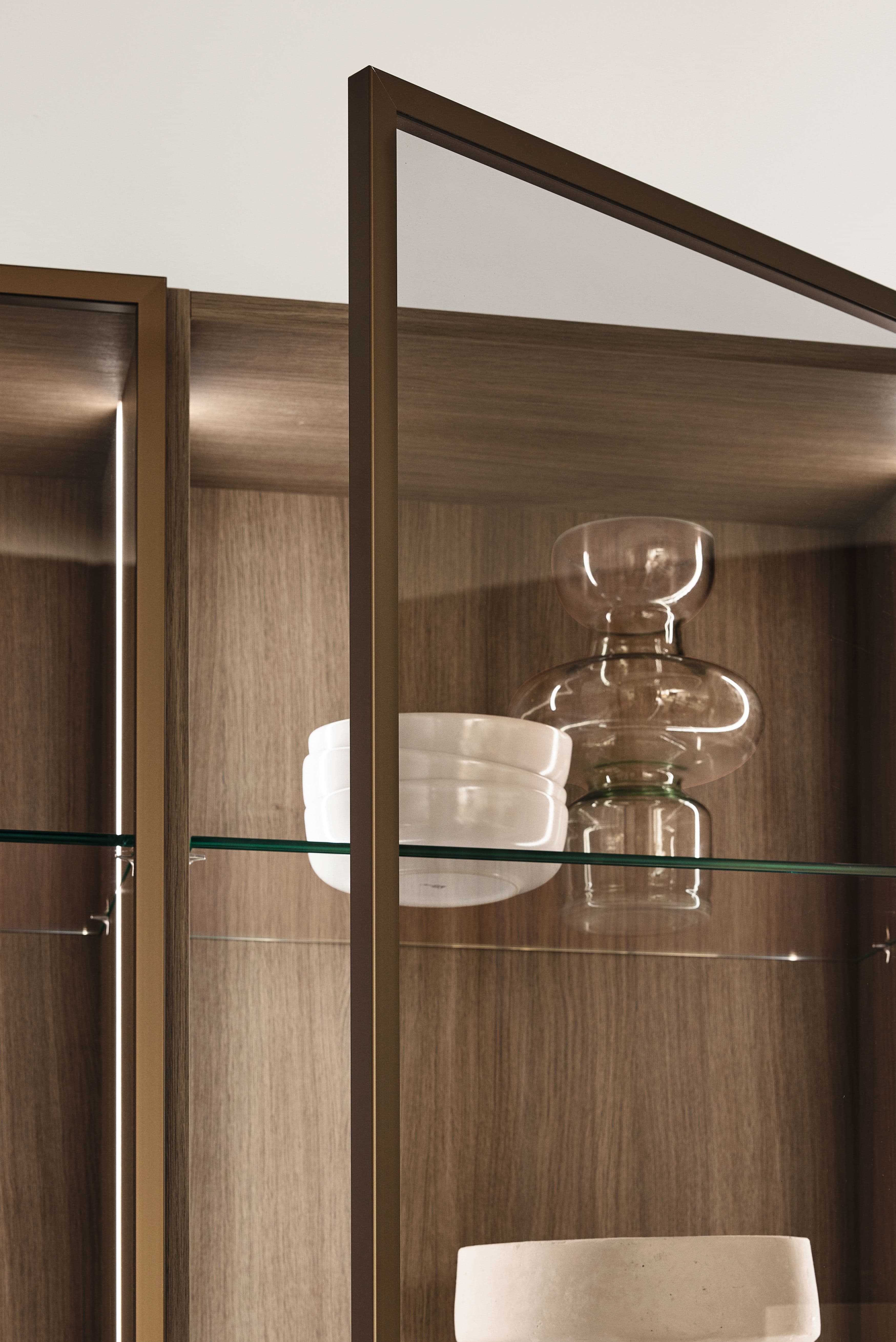 Nolte Vitrine im Detail: Bronze-Rahmen, Glasböden und Holz-Innenleben