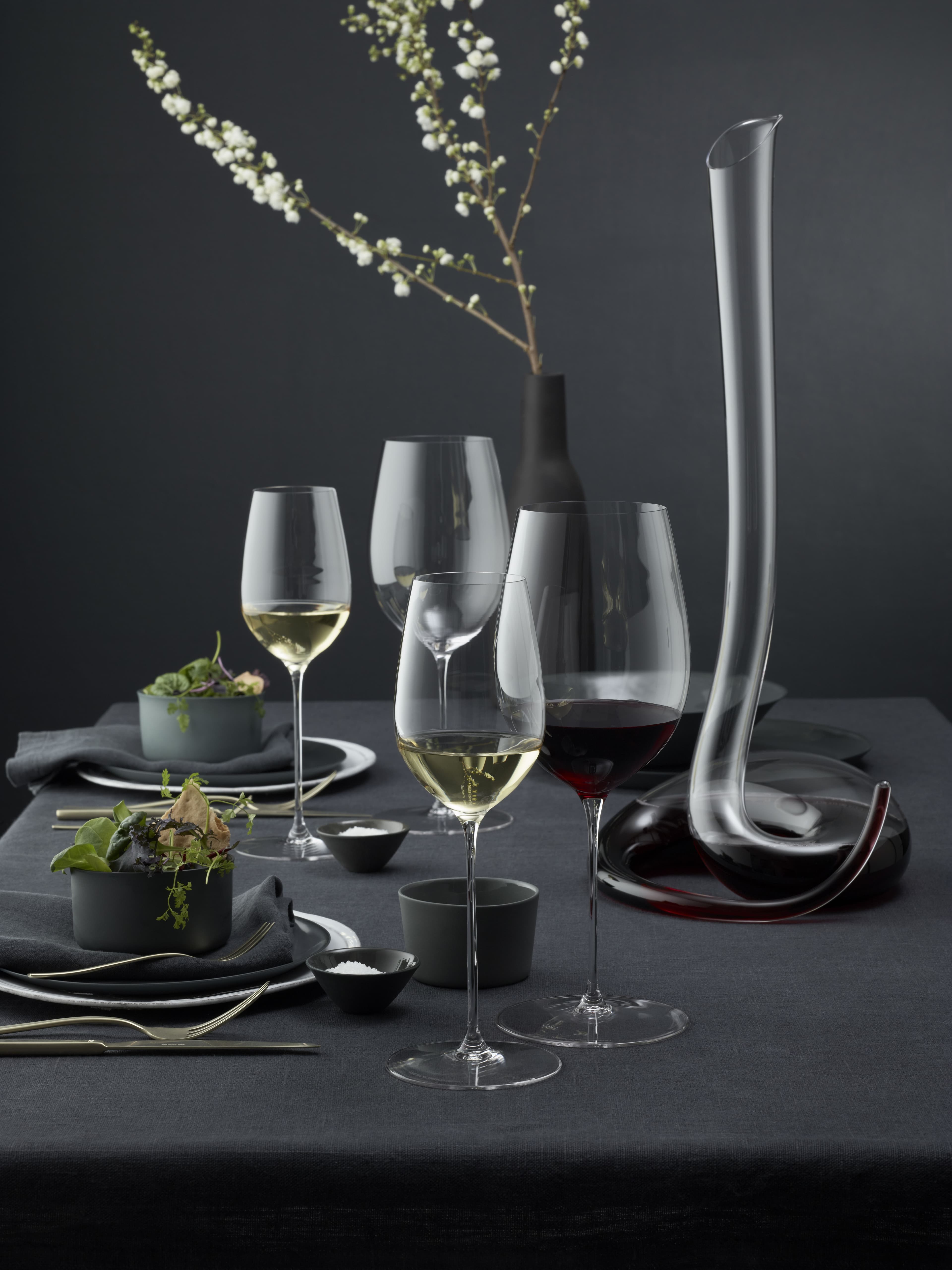 Riedel Superleggero Gläser auf gedecktem Tisch, elegant