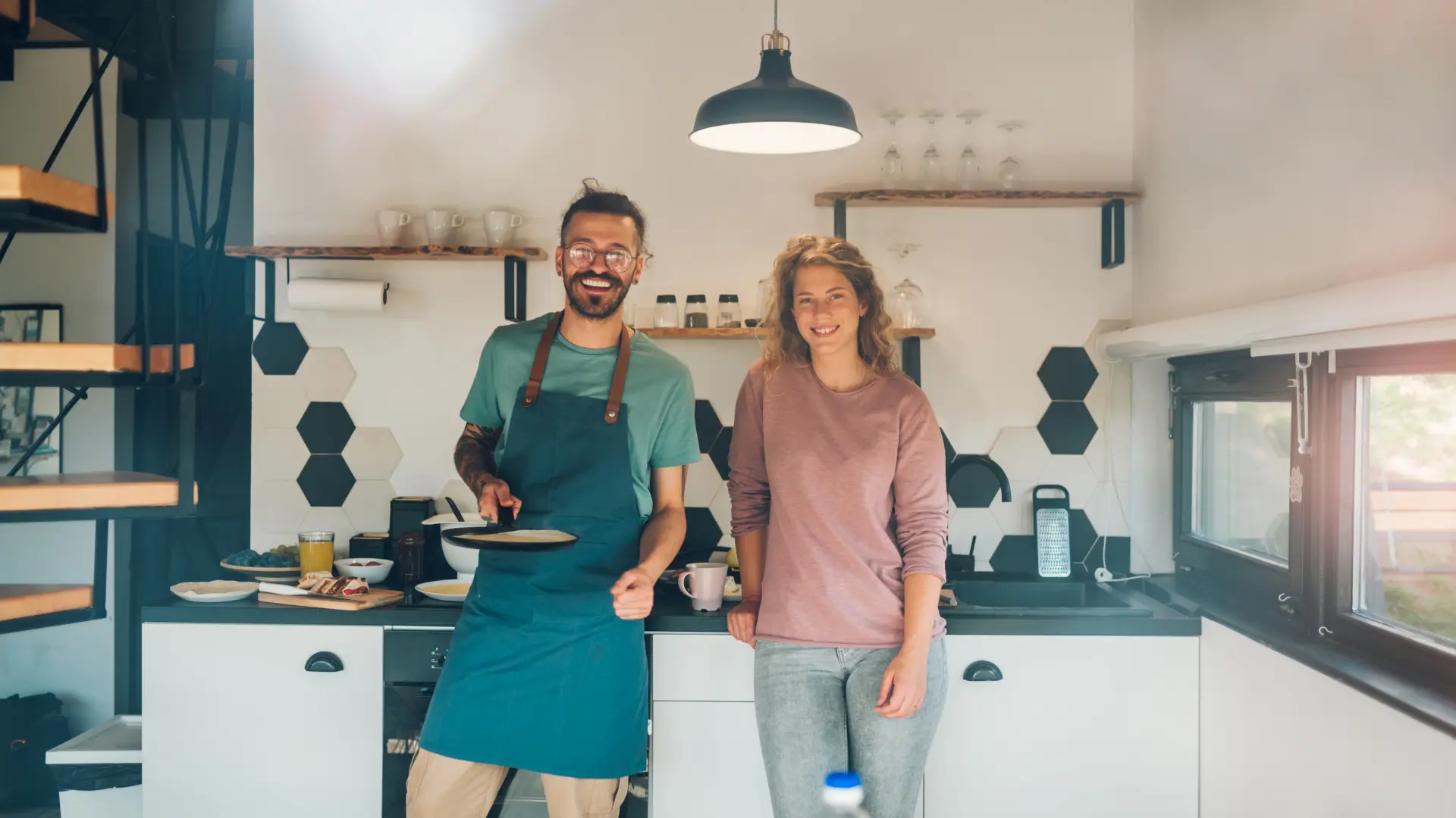 Paar kocht gemeinsam in moderner Küche mit hochwertigen Geräten, Küchenplanung Thoki Wörthsee