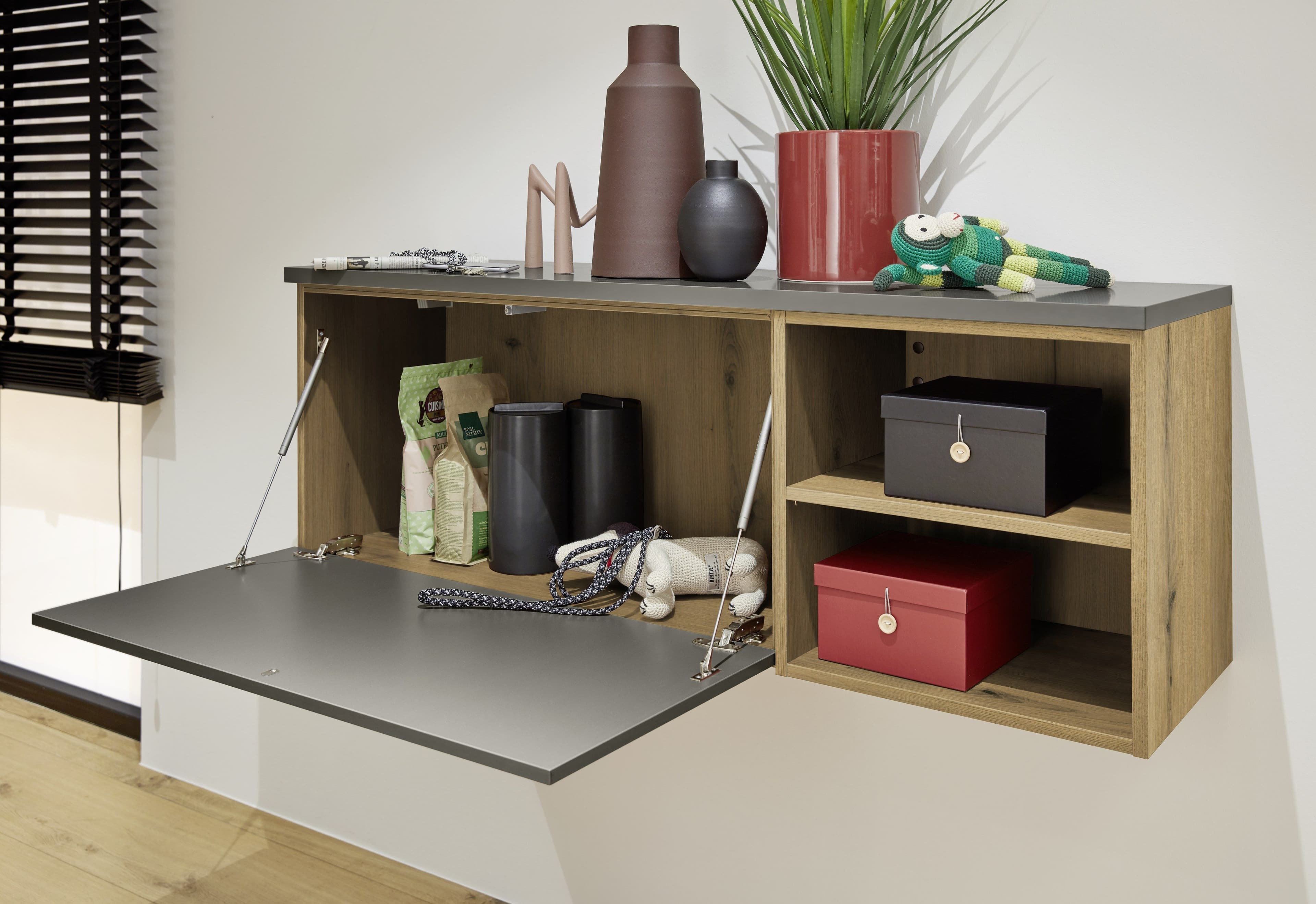 Nolte LIVING Sideboard in Eiche und Graphit mit offener Klappe und Stauraum-Detail