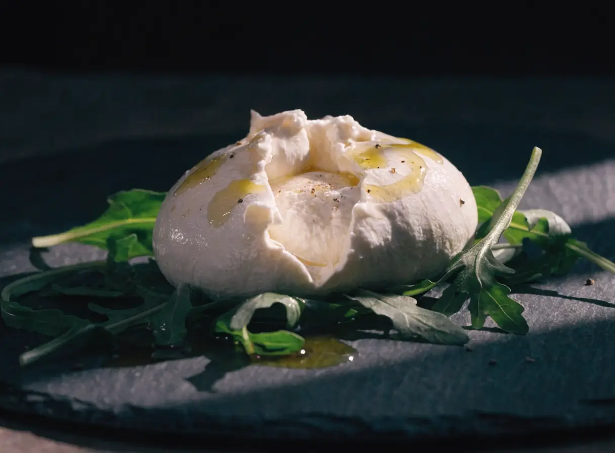 Burrata mit gerösteten Pinienkernen